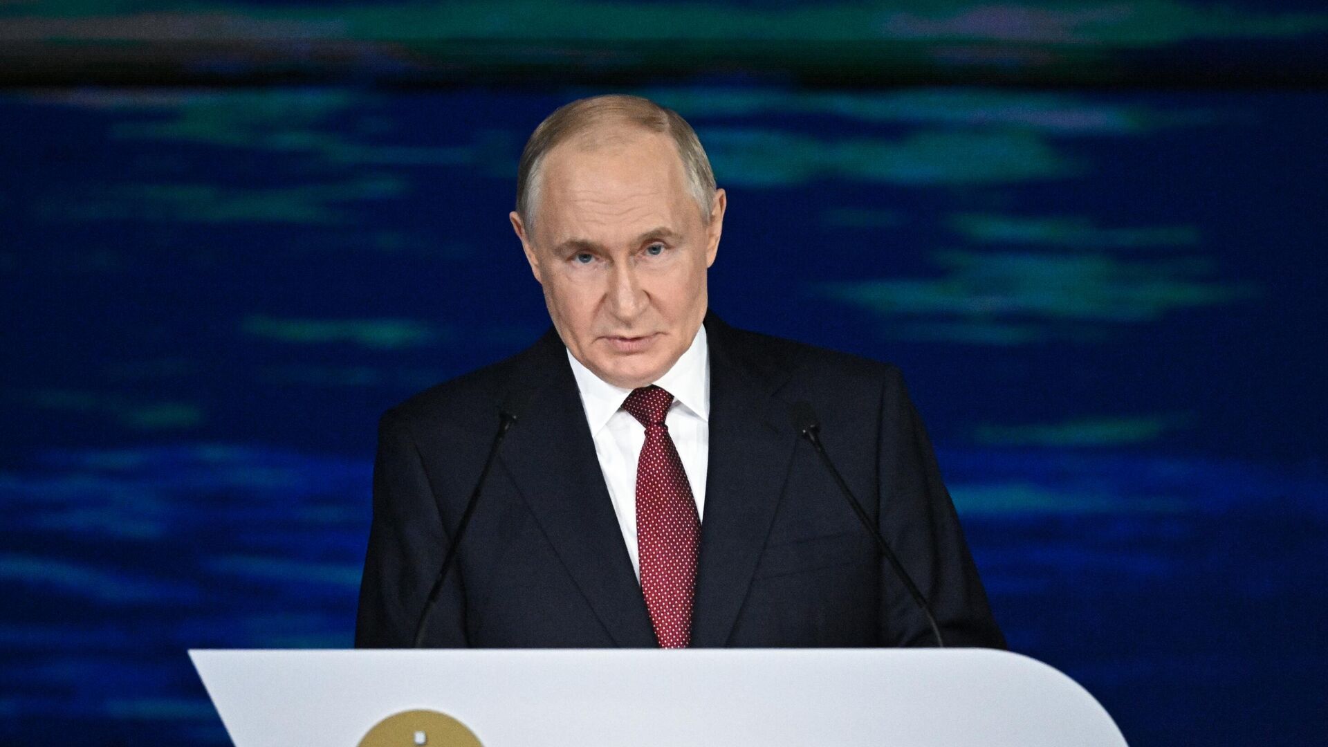 Photo of Экономика России, СВО и Ближний Восток: что сказал Путин на ПМЭФ
            
                
                    var _iub = _iub || [];
                    _iub.csConfiguration = {
                        “invalidateConsentWithoutLog”:true,
                        “cookiePolicyInOtherWindow”:true,
                        “reloadOnConsent”:true,
                        “consentOnContinuedBrowsing”:false,
                        “perPurposeConsent”:true,
                        “purposes”:”1,3,4,5″,
                        “enableTcf”:true,
                        “googleAdditionalConsentMode”:true,
                        “lang”:”ru”,
                        “siteId”:3633931,
                        “localConsentDomain”: “lv.sputniknews.ru”,
                        “floatingPreferencesButtonDisplay”:false,
                        “cookiePolicyId”:32759561,
                        “banner”:{
                            “brandBackgroundColor”:”#ff9600″,
                            “brandTextColor”:”#ffffff”,
                            “acceptButtonDisplay”:true,
                            “customizeButtonDisplay”:true,
                            “acceptButtonColor”:”#010000″,
                            “acceptButtonCaptionColor”:”#ffffff”,
                            “customizeButtonColor”:”#ffffff”,
                            “customizeButtonCaptionColor”:”#4e4e4e”,
                            “rejectButtonColor”:”#0073CE”,
                            “rejectButtonCaptionColor”:”white”,
                            “closeButtonDisplay”:false,
                            “position”:”float-top-center”,
                            “textColor”:”#010000″,
                            “backgroundColor”:”#ff9600″,
                            “explicitWithdrawal”:true,
                            “acceptButtonCaption”: “Принять и закрыть”
                        }
                    };
                
                
                
                

            
        
            
                
                    var _iub = _iub || {};
                     _iub.cons_instructions = _iub.cons_instructions || [];
                     _iub.cons_instructions.push([“init”, {api_key: “lrvQiFNsDWybL2WdzyrIOTHeOwuM3nki”}]);
                 
                 
            
        var _paq = _paq || []; (function() {var stackDomain = window.location.hostname.split(‘.’).reverse();var domain = stackDomain[1] + ‘.’ + stackDomain[0];_paq.push([‘setCDNMask’, new RegExp(‘cdn(\w+).img.’+domain)]); _paq.push([‘setSiteId’, ‘sputnik_lv’]); _paq.push([‘trackPageView’]); _paq.push([‘enableLinkTracking’]); var d=document, g=d.createElement(‘script’), s=d.getElementsByTagName(‘script’)[0]; g.type=’text/javascript’; g.defer=true; g.async=true; g.src=’//a.sputniknews.com/js/sputnik.js’; s.parentNode.insertBefore(g,s); } )();
            
                
                (function(w,d,s,l,i){w[l]=w[l]||[];w[l].push({‘gtm.start’:
                new Date().getTime(),event:’gtm.js’});var f=d.getElementsByTagName(s)[0],
                j=d.createElement(s),dl=l!=’dataLayer’?’&l=’+l:”;j.async=true;j.src=
                ‘https://www.googletagmanager.com/gtm.js?id=’+i+dl;f.parentNode.insertBefore(j,f);
                })(window,document,’script’,’dataLayer’,’GTM-PN8MJD’);
                
                
                (function(w,d,s,l,i){w[l]=w[l]||[];w[l].push({‘gtm.start’:
                new Date().getTime(),event:’gtm.js’});var f=d.getElementsByTagName(s)[0],
                j=d.createElement(s),dl=l!=’dataLayer’?’&l=’+l:”;j.async=true;j.src=
                ‘https://www.googletagmanager.com/gtm.js?id=’+i+dl;f.parentNode.insertBefore(j,f);
                })(window,document,’script’,’dataLayer’,’GTM-KM5XH6L’);
                
            
        
                (window.yaContextCb = window.yaContextCb || []).push(() => {
                    replaceOriginalAdFoxMethods();
                    window.Ya.adfoxCode.hbCallbacks = window.Ya.adfoxCode.hbCallbacks || [];
                })
            
window.yaContextCb = window.yaContextCb || []
var endlessScrollFirst = 30520786; var endlessScrollUrl = ‘/services/article/infinity/’; var endlessScrollAlgorithm = ”; var endlessScrollQueue = [30527705, 30527305, 30526996, 30526398, 30525807, 30525455, 30525206, 30522365, 30524933, 30522130, 30519970, 30519416, 30518761, 30517406];var endlessScrollFirst = 30520786; var endlessScrollUrl = ‘/services/article/infinity/’; var endlessScrollAlgorithm = ”; var endlessScrollQueue = [30527705, 30527305, 30526996, 30526398, 30525807, 30525455, 30525206, 30522365, 30524933, 30522130, 30519970, 30519416, 30518761, 30517406];
            
                
                
                
                
                
                
            
            © Sputnik / Сергей Бобылев / Перейти в фотобанкПрезидент РФ Владимир Путин выступает на пленарном заседании XXVIII ПМЭФ