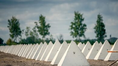 Photo of Туристов в Эстонии интересуют “зубы дракона” на границе